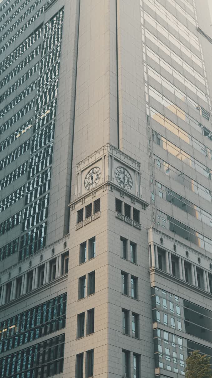 時計塔のあるオフィス街のビル