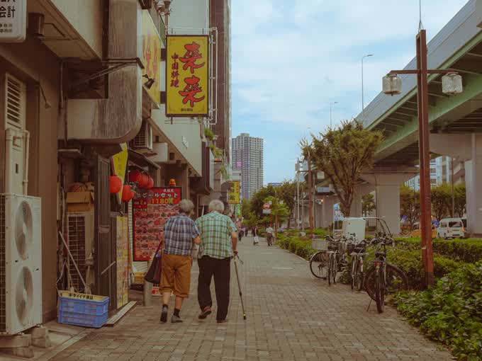 街を歩くご夫婦